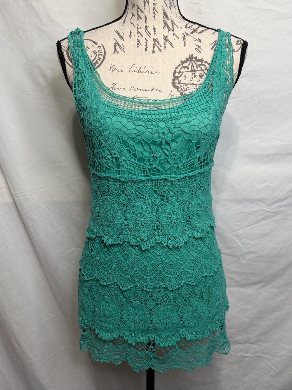 ULTRA PINK Green / Teal Crochet Lace Tiered Long Tank Size M
